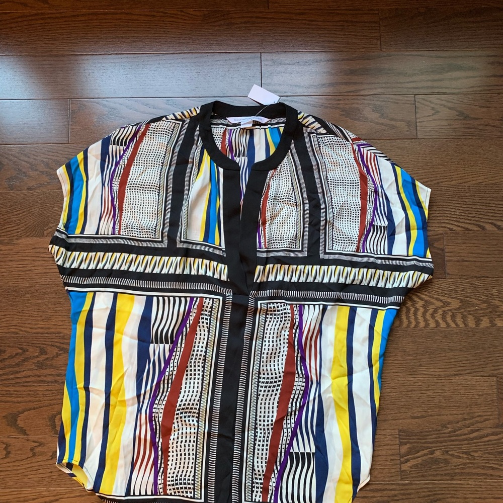 🏷 NWT Diane Von Furstenberg Silk Graphic Blouse/ Tunic